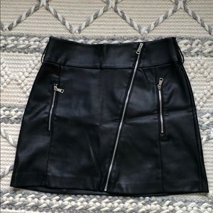 vegan/faux leather mini skirt M